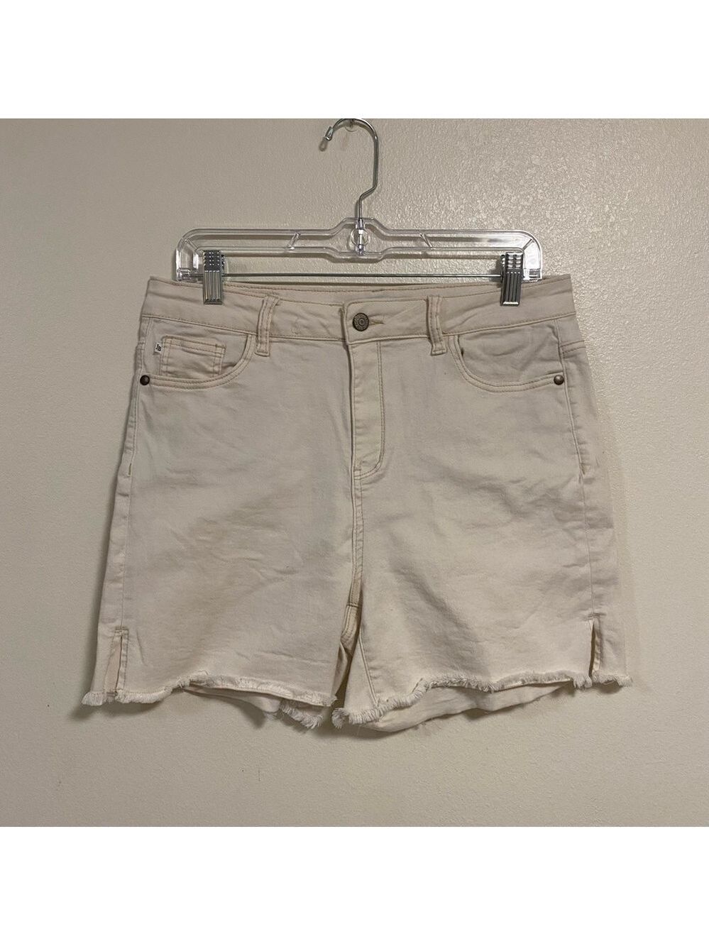 Judy Blue Shorts Women’s Size 15/XL White Super Stretchy Denim Shorts Raw Hem